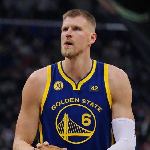 世界杯赛程时间查询-勇士交易来一个老病号，库里这也能忍吗？性格太软了吧！