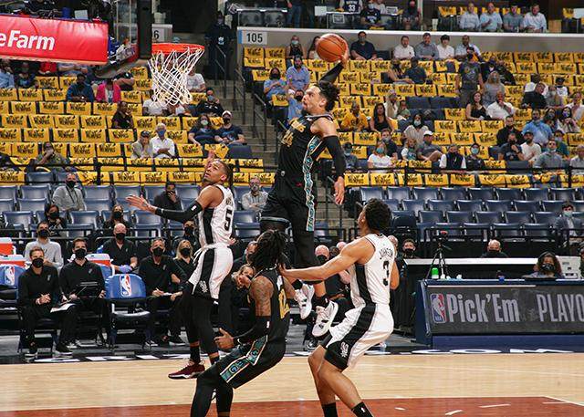 内线+防守助灰熊留住希望 再战勇士三分球成关键